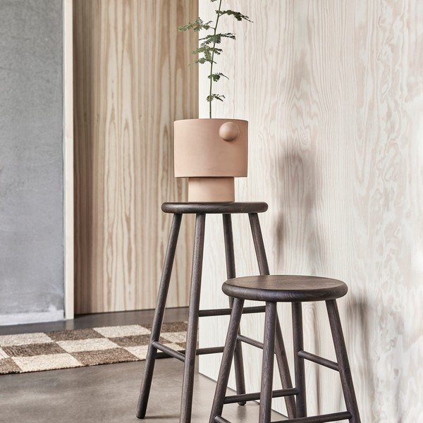 Barsko stol iz masivnega jesena v temni naravni barvi (višina sedeža 65 cm) Moto – OYOY Living Design-image-2