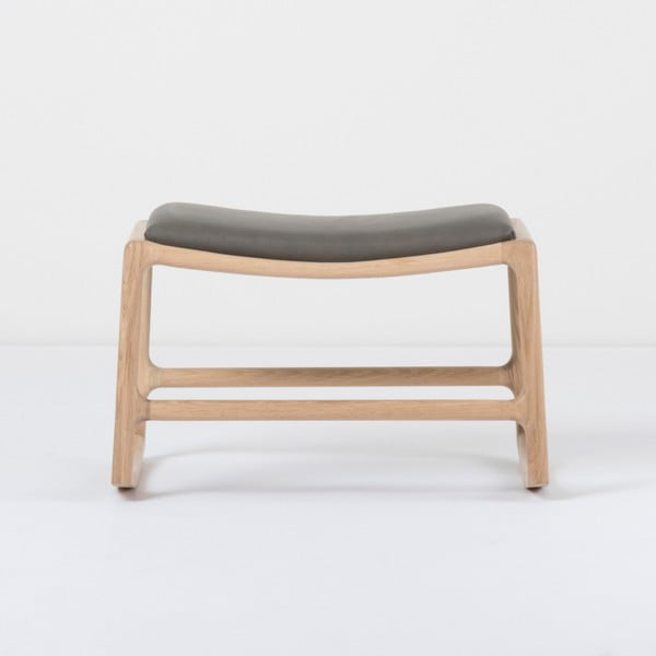 Tabure z masivno hrastovo konstrukcijo in detajli iz sivega bivoljega usnja Gazzda Dedo