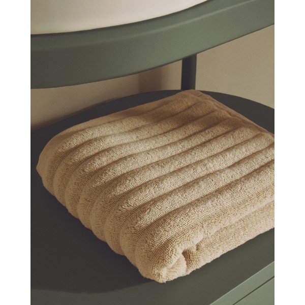 Bež frotirna bombažna brisača 50x90 cm Navira – Kave Home-image-3