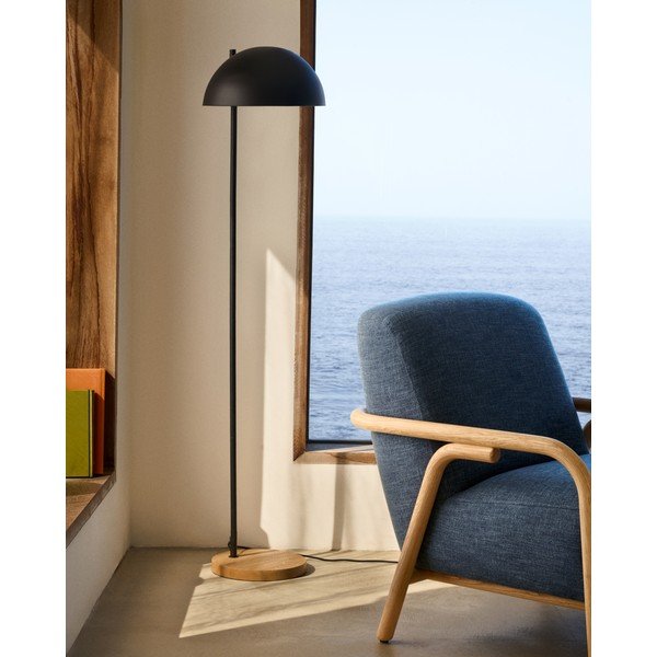 Črna/naravna stoječa svetilka s kovinskim senčilom (višina 150 cm) Catlar – Kave Home-image-1