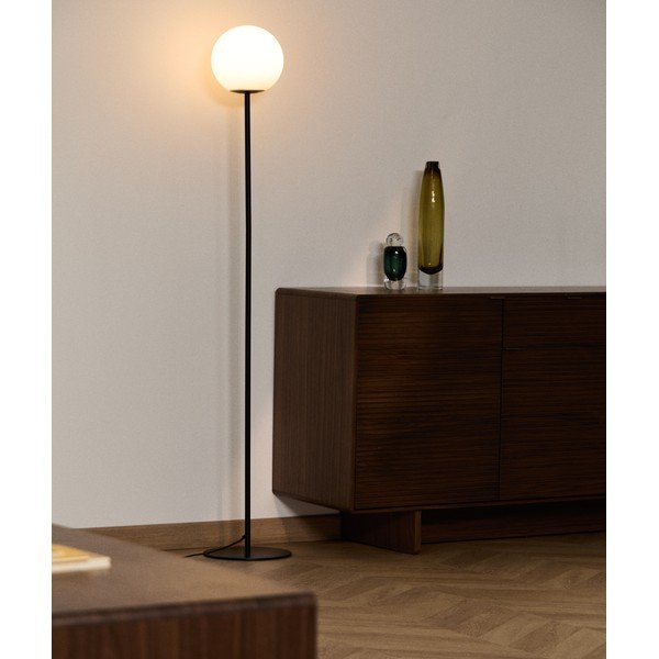 Bela/črna stoječa svetilka s steklenim senčilom (višina 155 cm) Brisia – Kave Home-image-1