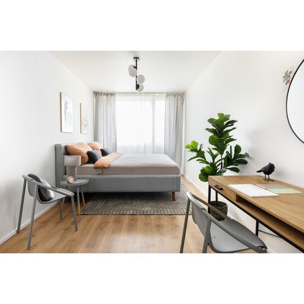 Svetlo siva oblazinjena zakonska postelja s prostorom za shranjevanje z letvenim dnom 140x200 cm Lotte – Meise Möbel-image-1