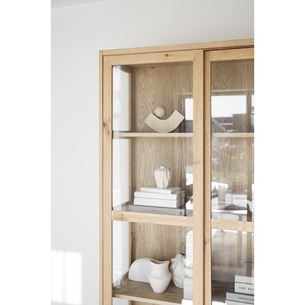 Vitrina v hrastovem dekorju z drsnimi vrati v naravni barvi 100x203 cm Hazelton – Rowico-image-1