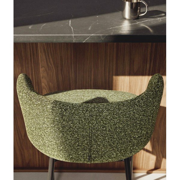 Temno zelen oblazinjen barski stol (višina sedeža 75 cm) Ciselia – Kave Home-image-1
