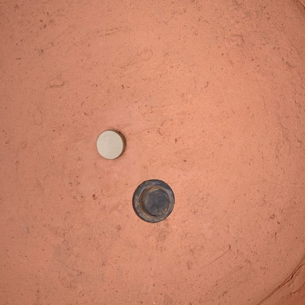 Komplet 2 glinenih loncev s podstavkom Kave Home Karlina-image-2