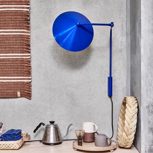 Modra kovinska stenska svetilka z vtikačem Kasa – OYOY Living Design-image-1