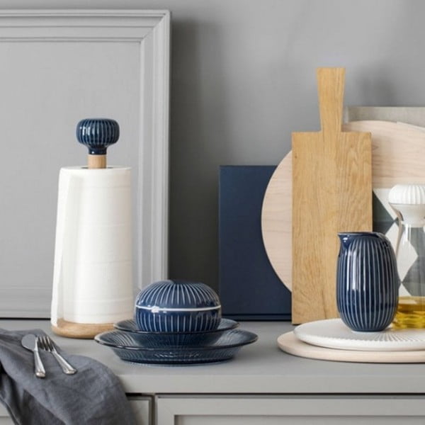 Stojalo za papirnate brisače iz hrastovega lesa s temno modrimi porcelanastmi detajli Kähler Design Hammershoi-image-1