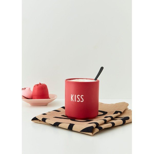 Rdeča porcelanasta skodelica Design Letters Kiss, 300 ml-image-1