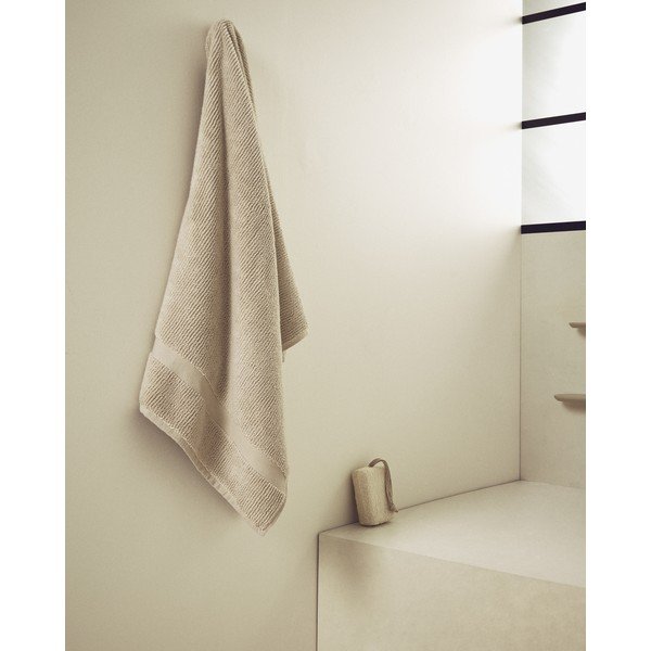 Bež frotirna bombažna brisača 70x140 cm Olvira – Kave Home-image-2