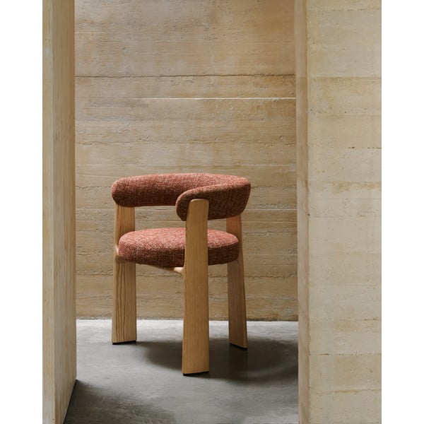 Jedilni stol z nasloni za roke iz masivnega jesena v naravni barvi/v barvi terakote Granite – Kave Home-image-1