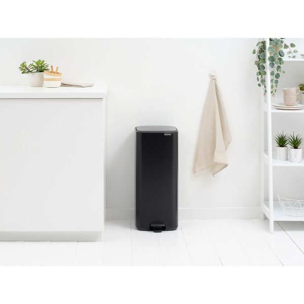 Mat črn jeklen koš za smeti s pedalom 30 l Bo – Brabantia-image-1