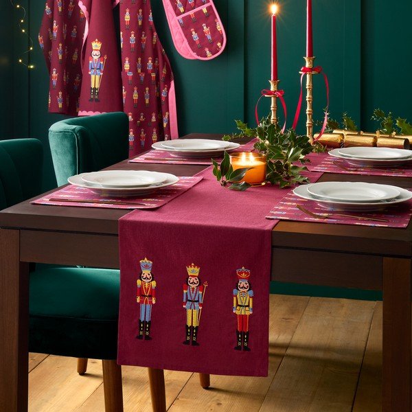 Bombažen namizni tekač z božičnim motivom 220x32 cm Christmas Nutcracker – Catherine Lansfield-image-1