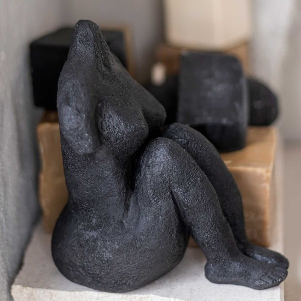 Kipec iz poliresina (višina 14 cm) Sitting Woman – Mette Ditmer Denmark-image-2