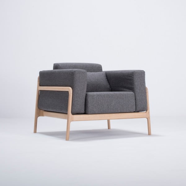 Fotelj s strukturo iz hrastovega lesa in temno sivim tekstilnim sedežem Gazzda Fawn