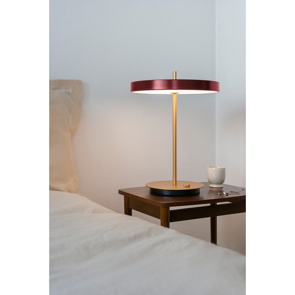 Bordo rdeča LED zatemnitvena namizna svetilka s kovinskim senčnikom (višina 41,5 cm) Asteria Table – UMAGE-image-3