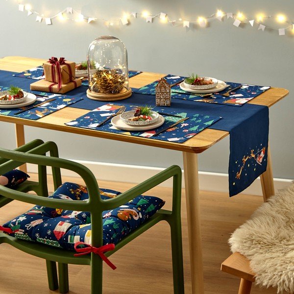 Tekstilni pogrinjek z božičnim motivom 2 ks 30x46 cm Santa's Christmas Wonderland – Catherine Lansfield-image-2