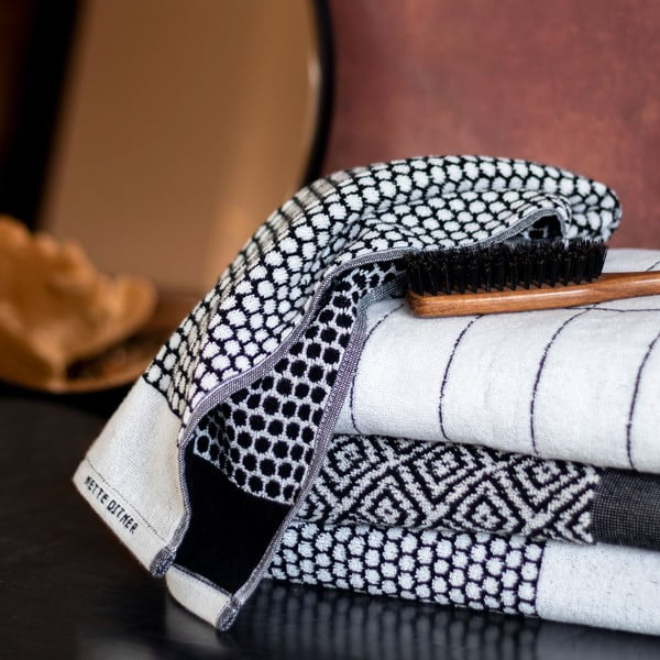 Črno-bela bombažna brisača 50x100 cm Grid - Mette Ditmer Denmark-image-1