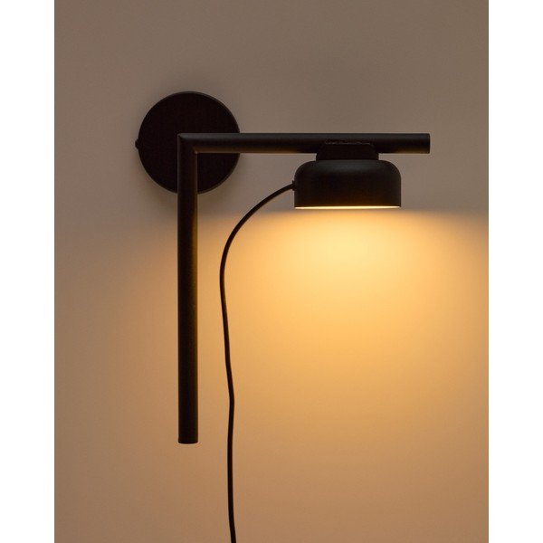 Črna kovinska LED zatemnitvena stenska svetilka z vtikačem Orey – Kave Home-image-2