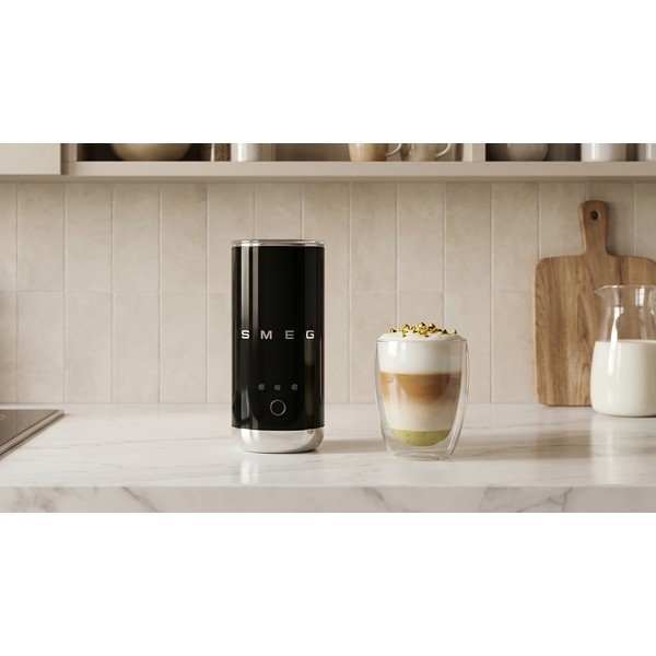 Črn plastičen električni penilec za mleko 120 ml – SMEG-image-2