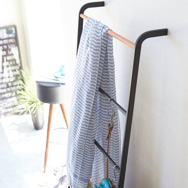 Črna dekorativna lestev z detajli iz bukovega lesa YAMAZAKI Tower Ladder-image-2