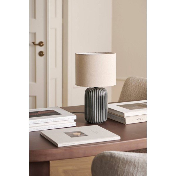 Siva/bež tekstilna namizna svetilka (višina 36 cm) Mizu – Ellos Home-image-2