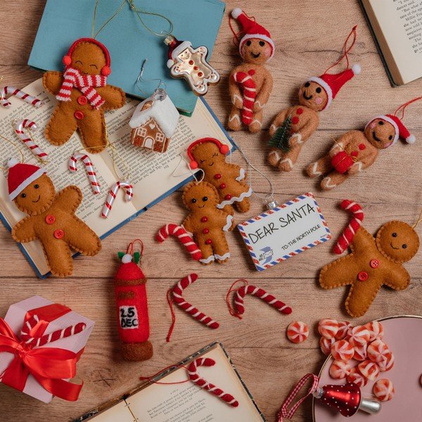 Tekstilni ročno izdelani okraski za jelko v kompletu 2 ks 6,5 cm Gingerbread Couple – Sass & Belle-image-1