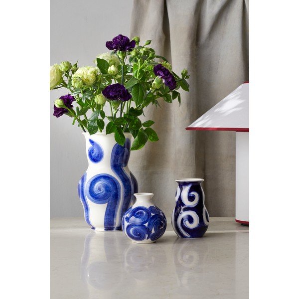 Modra lončena ročno poslikana vaza Tulle – Kähler Design-image-1