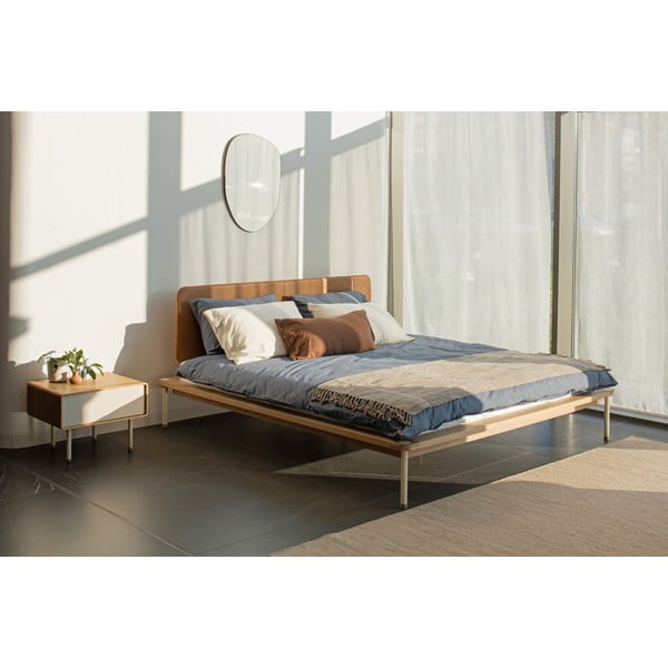 Oblazinjena zakonska postelja iz hrastovega lesa z letvenim dnom v rjavi in naravni barvi 160x200 cm Fina - Gazzda-image-1