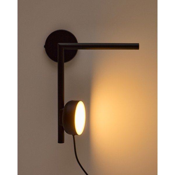 Črna kovinska LED zatemnitvena stenska svetilka z vtikačem Orey – Kave Home-image-1