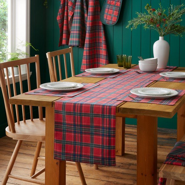 Bombažen namizni tekač z božičnim motivom 220x32 cm Christmas Tartan Check – Catherine Lansfield-image-1