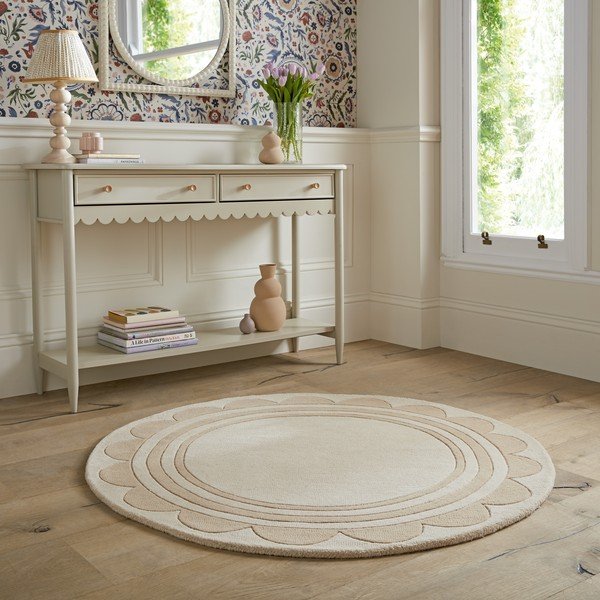 Ročno tkana volnena okrogla preproga v naravni barvi ø 120 cm Lois Scallop – Flair Rugs-image-1
