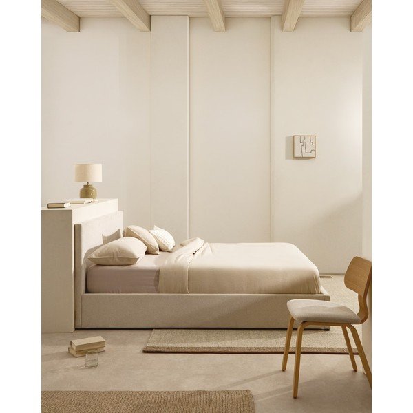 Bež oblazinjena zakonska postelja s prostorom za shranjevanje z letvenim dnom 160x200 cm Nahiri – Kave Home-image-1