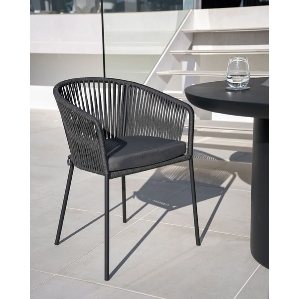 Črn kovinski oblazinjen vrtni stol Yanet – Kave Home-image-1