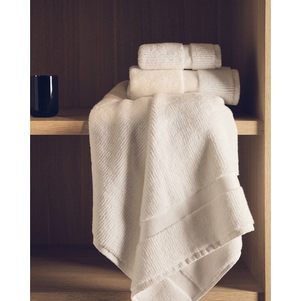 Bela frotirna bombažna brisača 50x90 cm Olvira – Kave Home-image-3