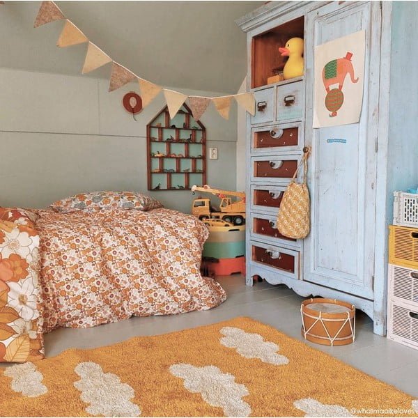 Gorčično rumena pralna ročno tkana bombažna otroška preproga 120x160 cm Clouds Mustard – Lorena Canals-image-1