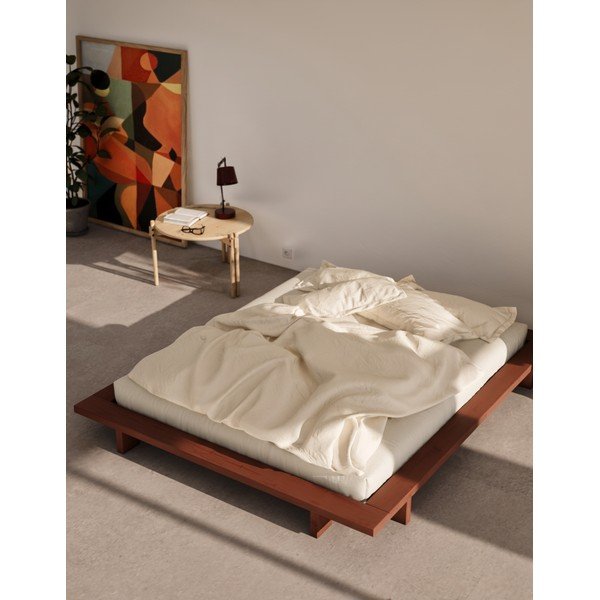 Zakonska postelja iz masivnega bora brez vzglavja z letvenim dnom 140x200 cm v barvi terakote Japan – Karup Design-image-1