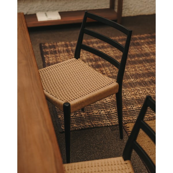 Jedilni stoli iz masivnega hrasta v črni in naravni barvi v kompletu 2 ks Analy – Kave Home-image-1