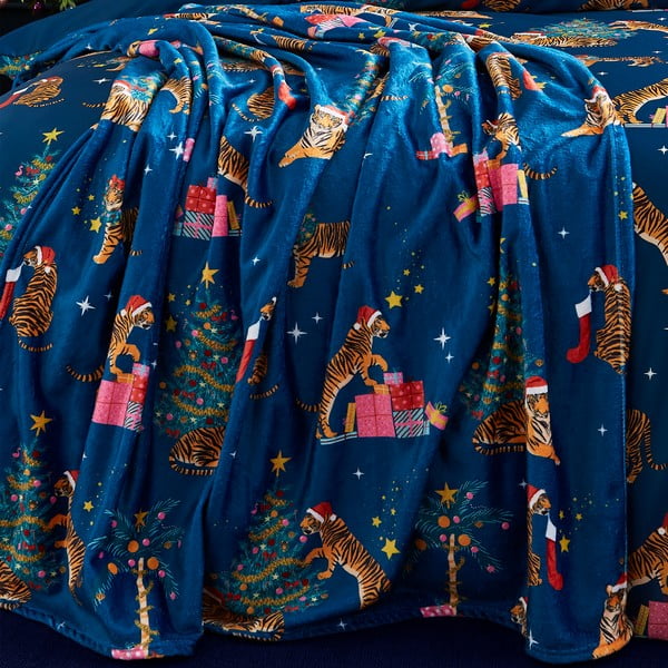 Modra odeja z božičnim motivom iz mikropliša 130x170 cm Christmas Tiger – Catherine Lansfield-image-2