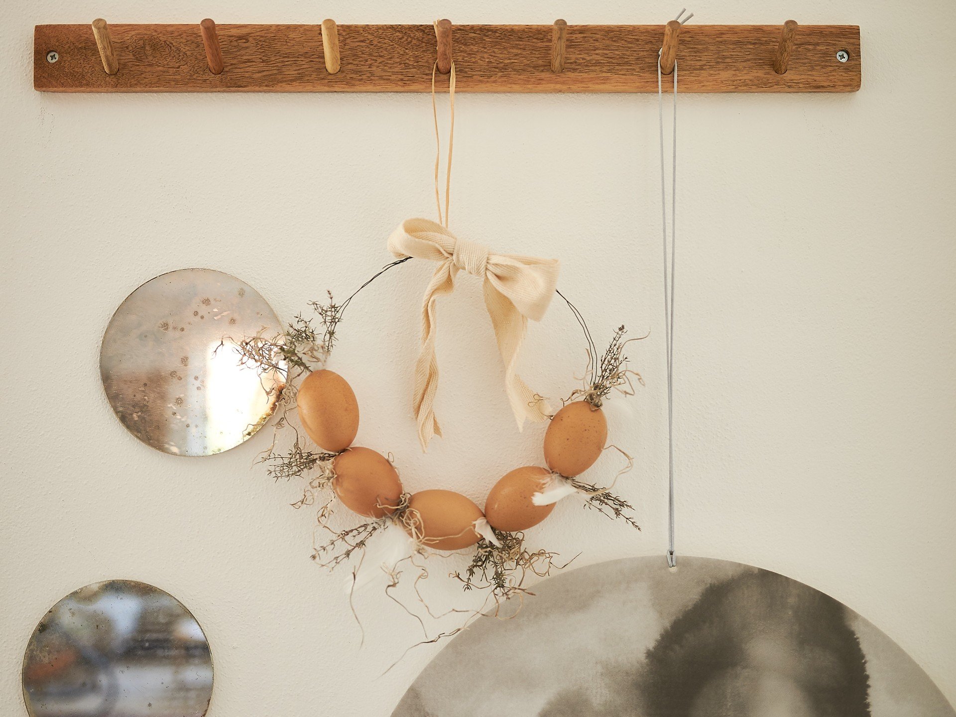 Velikonočni venec za vrata iz izpihanih jajc