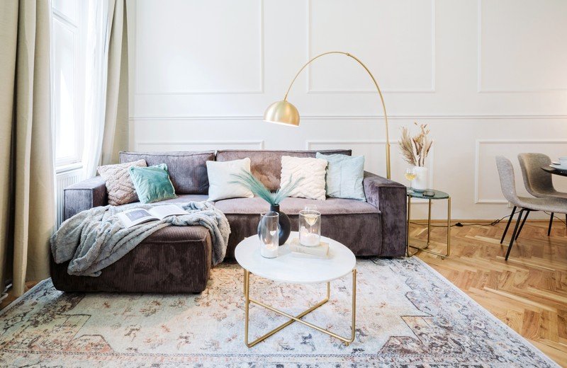 Stanovanje v barvitem glamur stilu z visokimi stropi