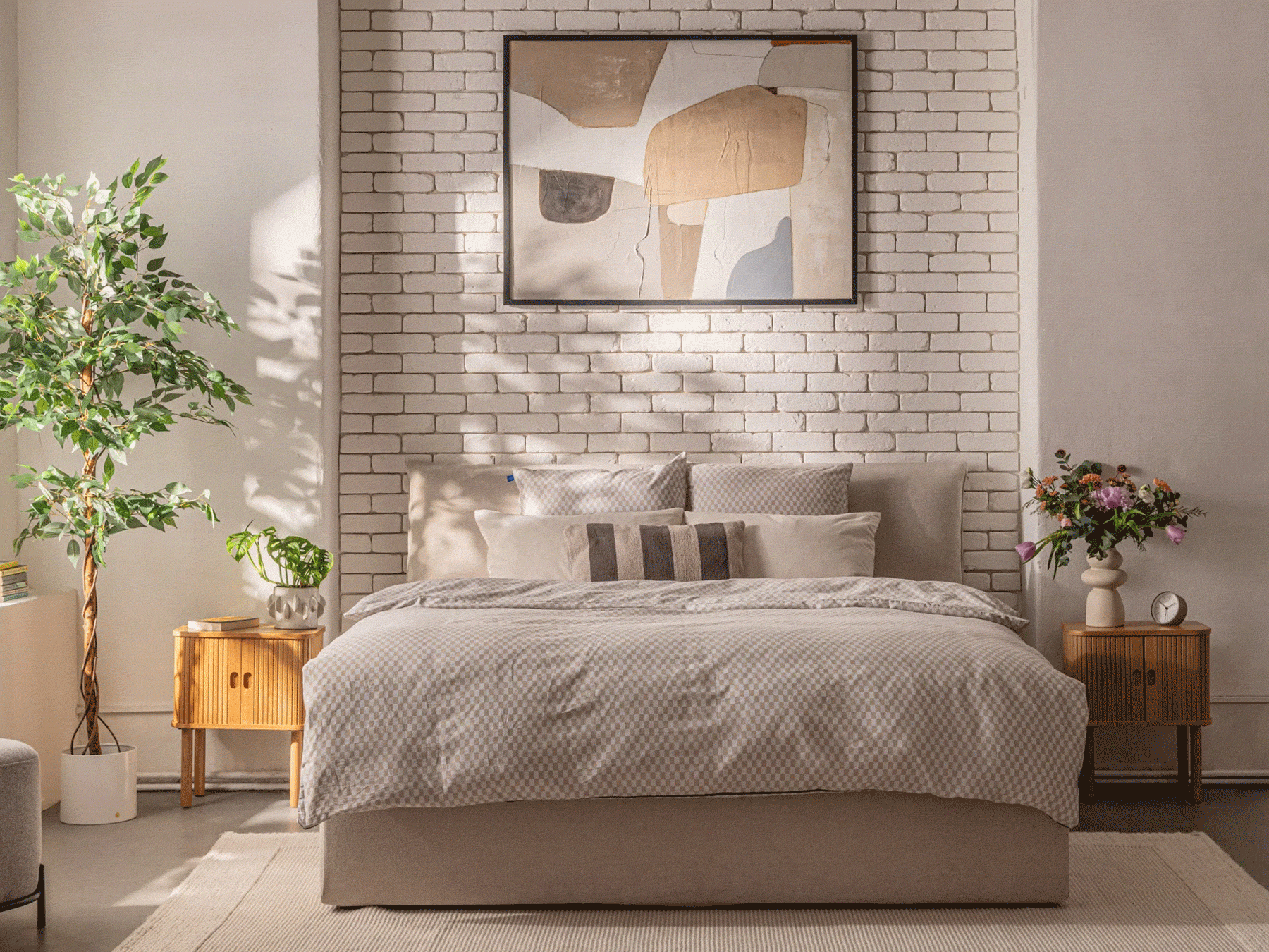 Poživite notranjost svoje spalnice z dodajanjem zelenih rastlin.