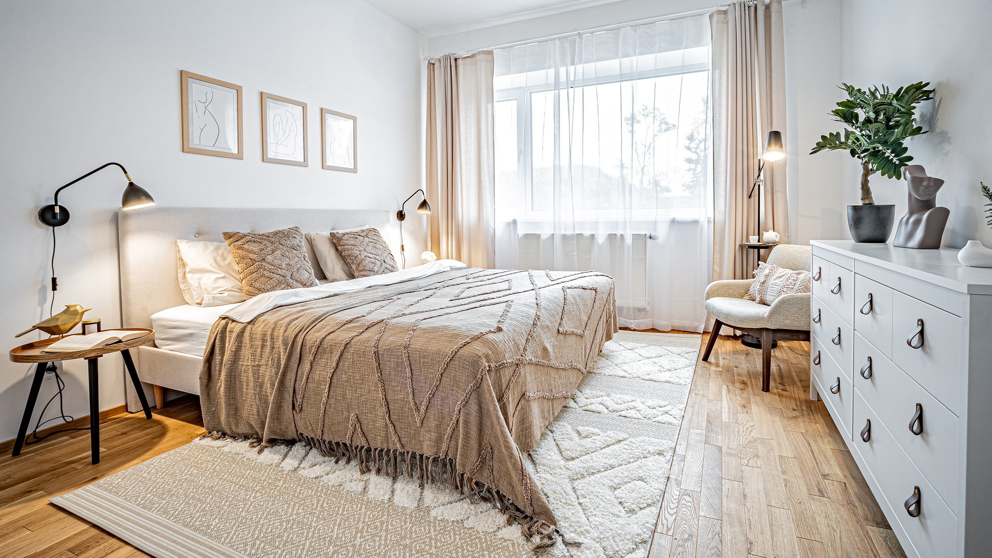 Moderna spalnica – navdih za interier v enobarvni kremni paleti.