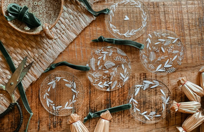 DIY: Poslikani božični okraski iz pleksi stekla