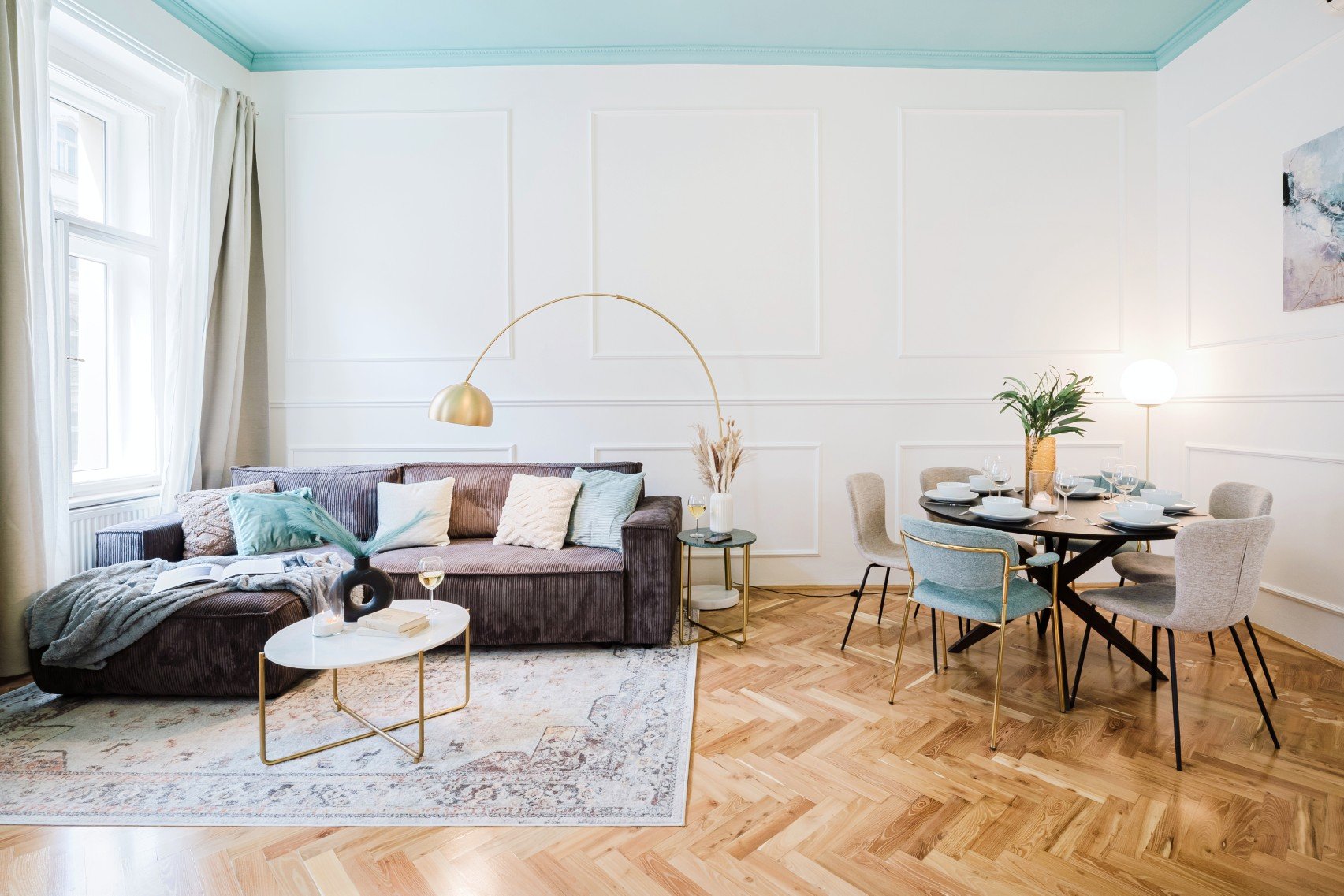 Barvno poudarjen strop, naravna svetloba in večplastne teksture dajo notranjosti svetel in udoben občutek.