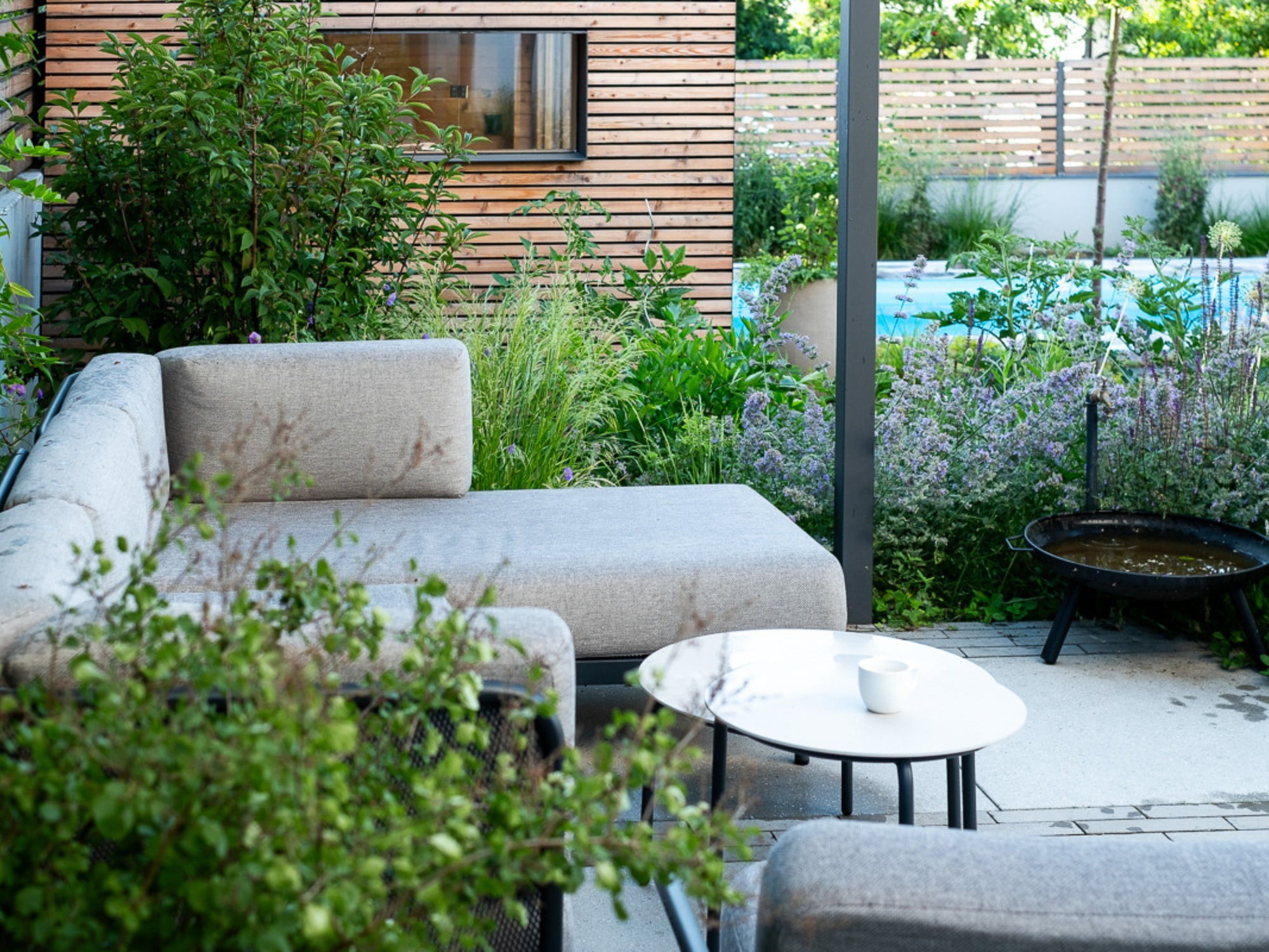 Ne pozabite na dovolj veliko teraso, četudi imate majhen vrt.