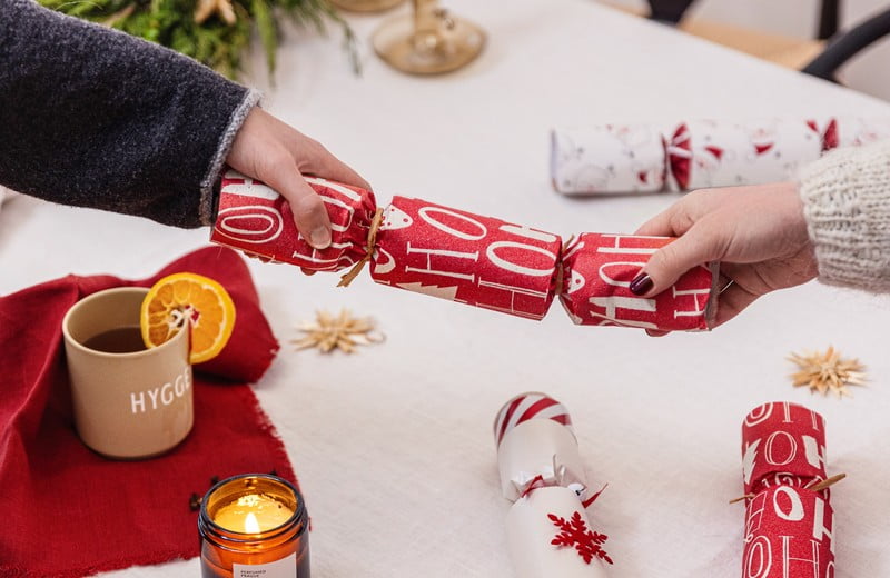 Božične pokalice oz. božični krekerji: Britanski običaj, ki navdušuje cel svet