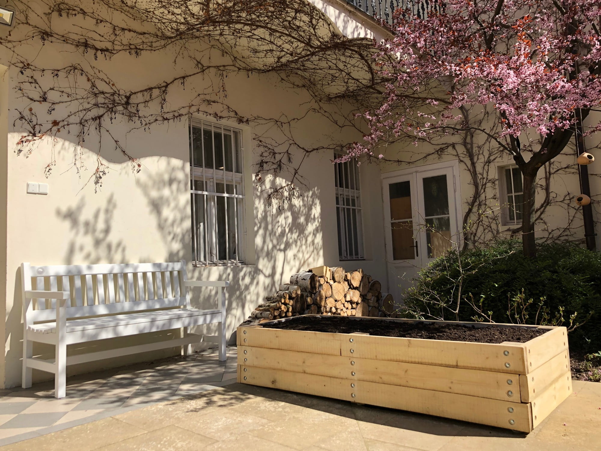 Položite končano dvignjeno gredo na njeno mesto in jo napolnite z zemljo.