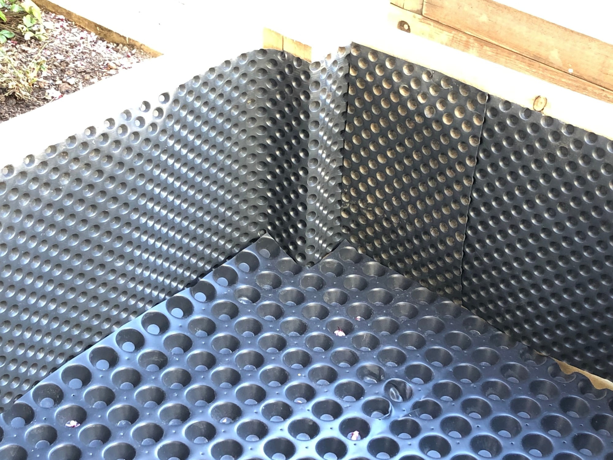 Previdno jo pritrdite na celotno notranjo površino lonca.