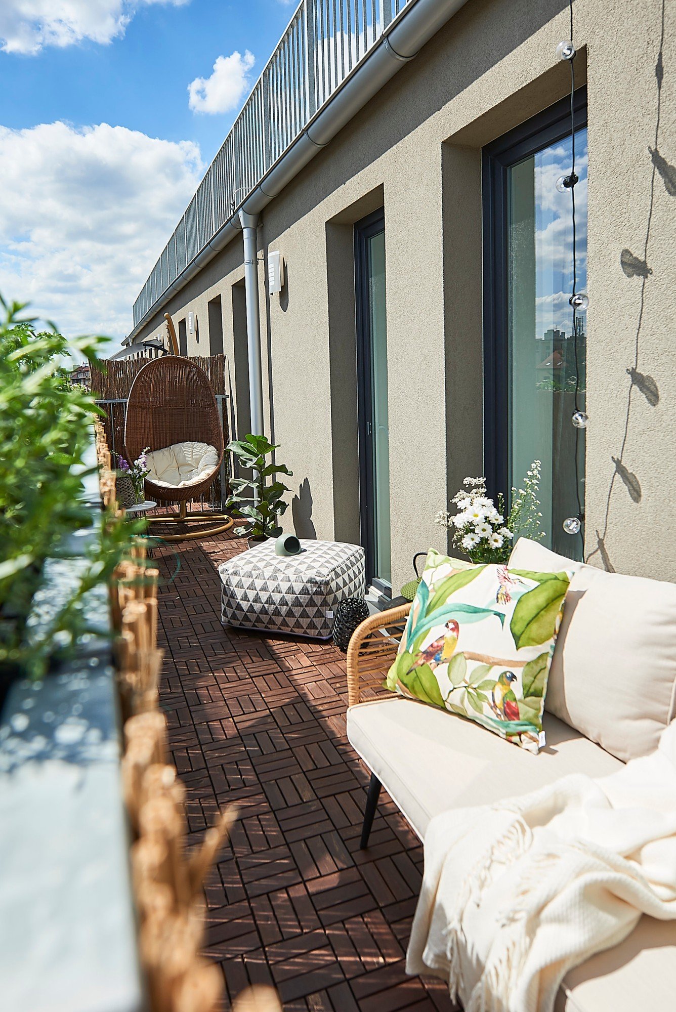 Na dolgem, ozkem balkonu je pohištvo običajnno nameščeno ob steni – tako ostane prehod prost, prostor pa deluje večji.