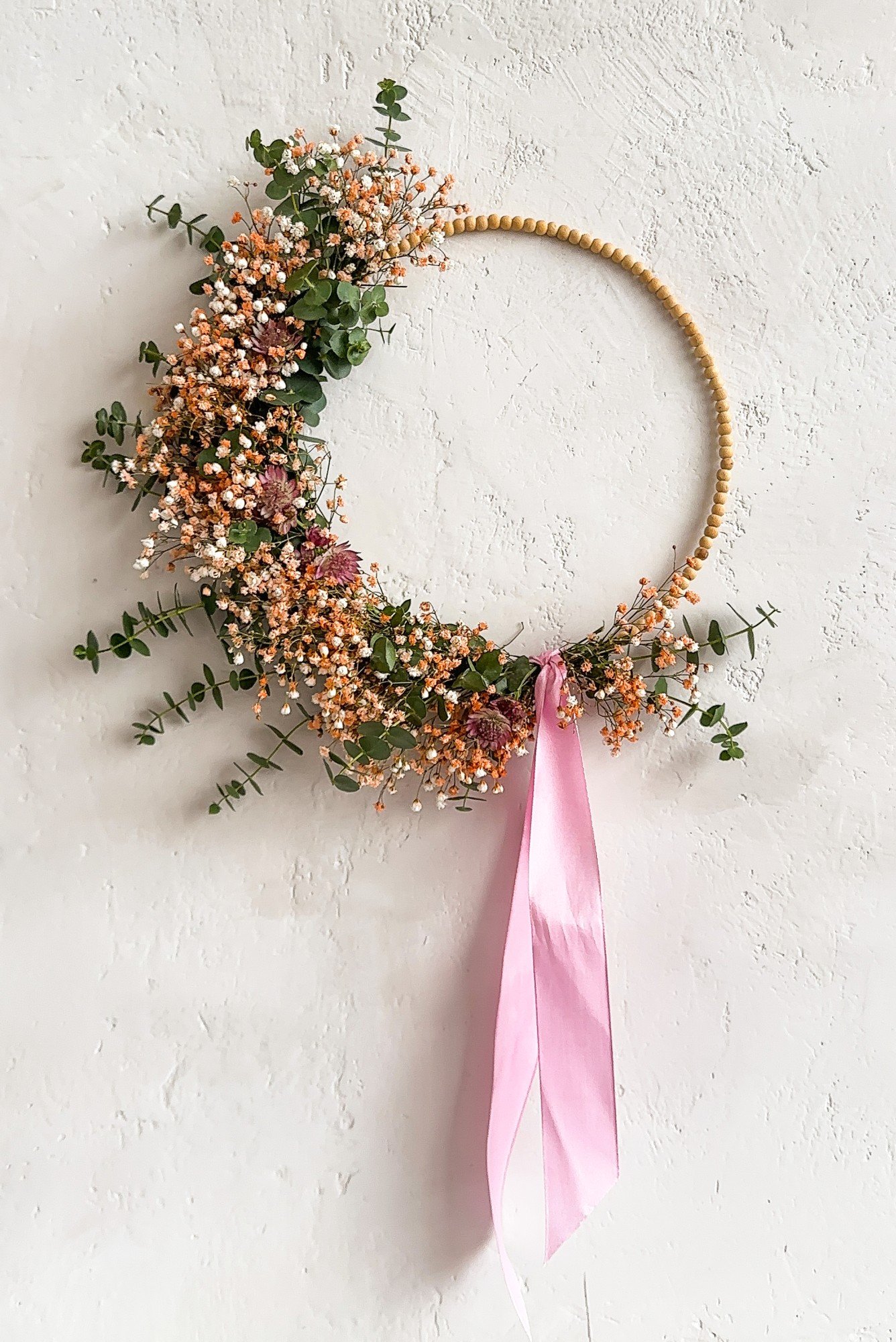 Pomladni venec na obroču z lesenimi perlicami